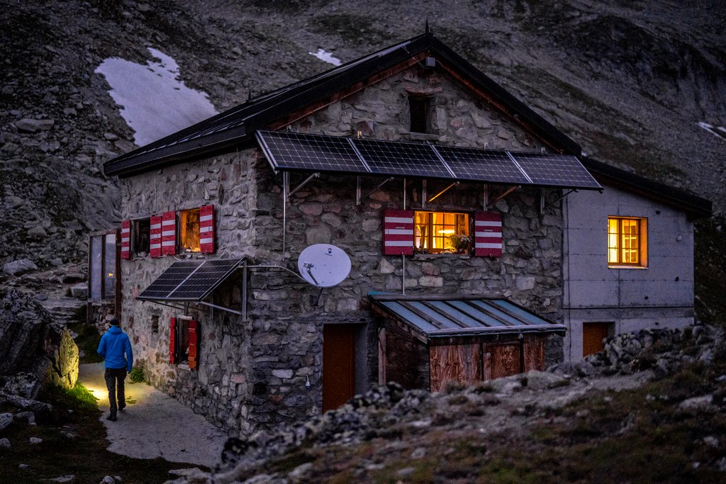 Hut to hut hiking hotsell swiss alps